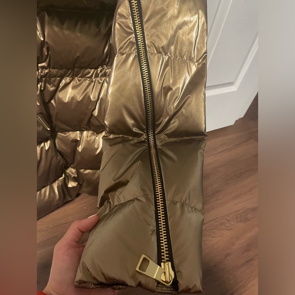 NWT very oversized Athletes Alicia Keyes gold puffy - Picture 9 of 11